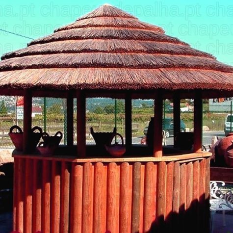 quiosque com toldo em palha